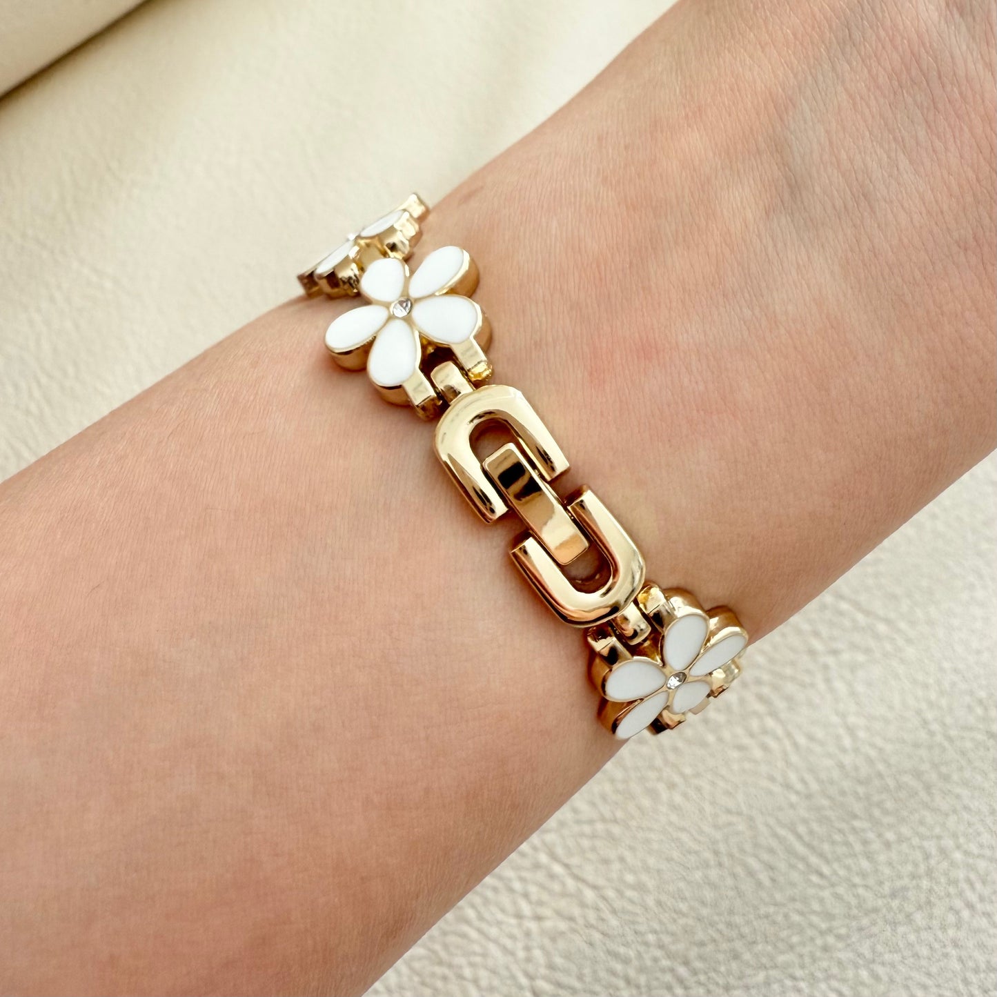 Gold bracelet with white flower-shaped links apple watch 11