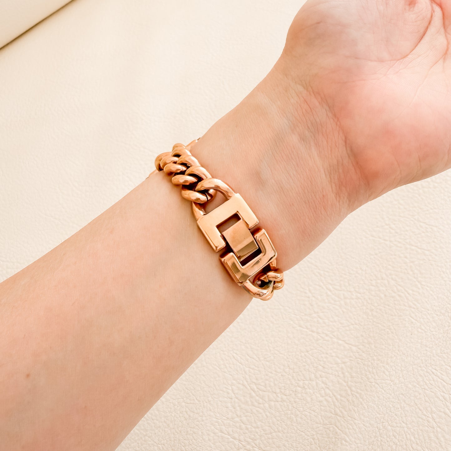 Rose gold chain apple watch bracelet on a wrist 
